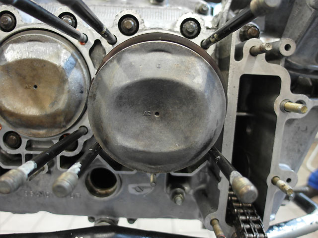Motor- und Getriebekomponenten eines Klassikers während der Aufarbeitung